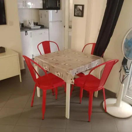 Studio Centre Avec Terrasse דירה